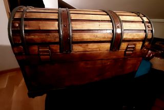 Baúl estilo corsario madera y cuero