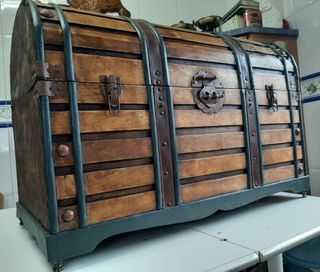 Baúl estilo corsario madera y cuero