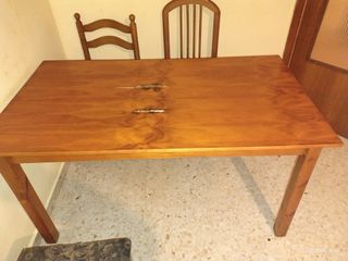 Mesa de comedor de madera