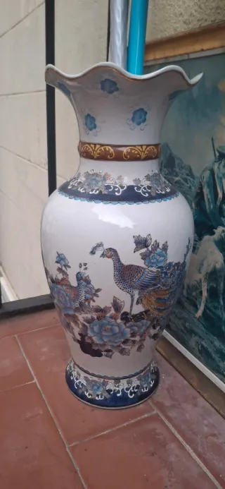 Jarrón de porcelana decorado con aves
