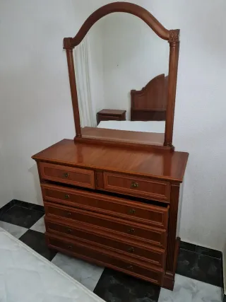 Cómoda de madera con espejo