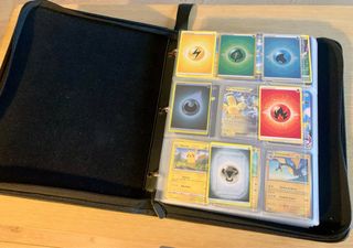 Álbum de cartas Pokémon con más de 600