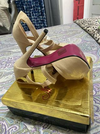 Zapatos de tacón beige y dorado