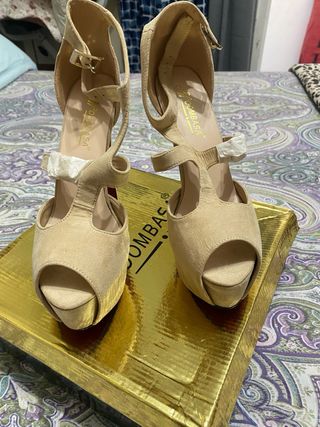 Zapatos de tacón beige y dorado