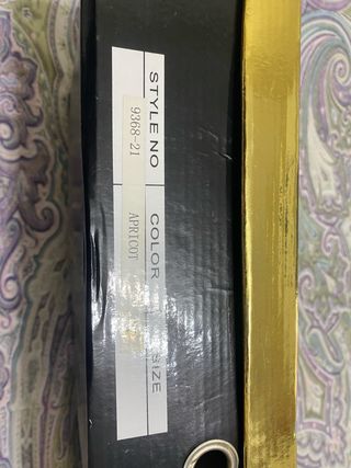 Zapatos de tacón beige y dorado