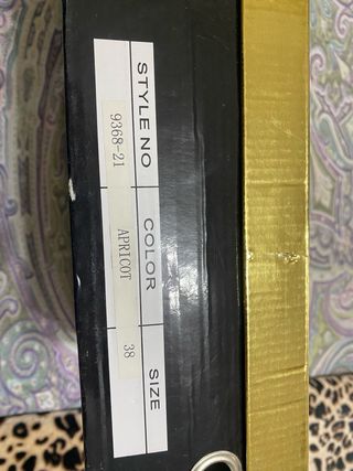 Zapatos de tacón beige y dorado