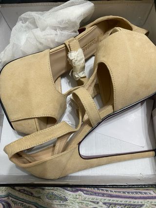 Zapatos de tacón beige y dorado