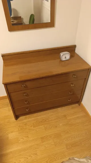 Armario de madera marrón