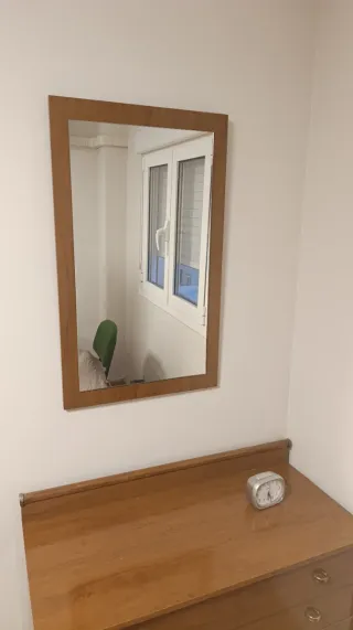 Armario de madera marrón