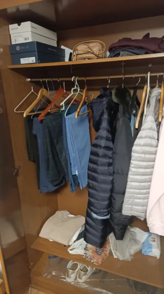 Armario de madera marrón