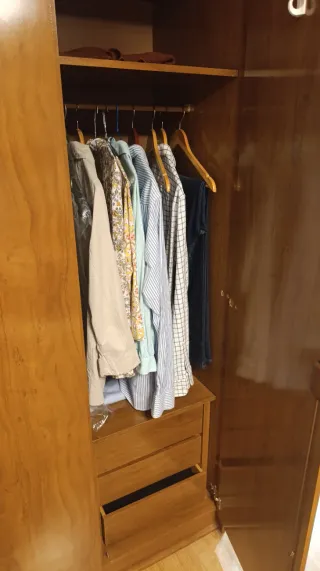 Armario de madera marrón