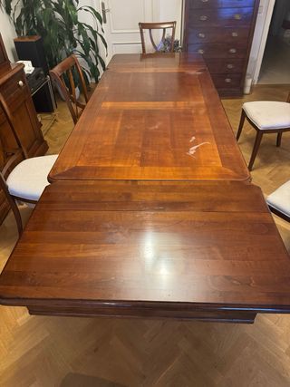 Mesa de madera maciza extensible y 6 sillas.