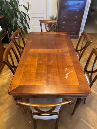 Mesa de madera maciza extensible y 6 sillas.