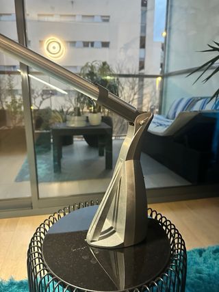 Lámpara de escritorio moderna metal y plástico