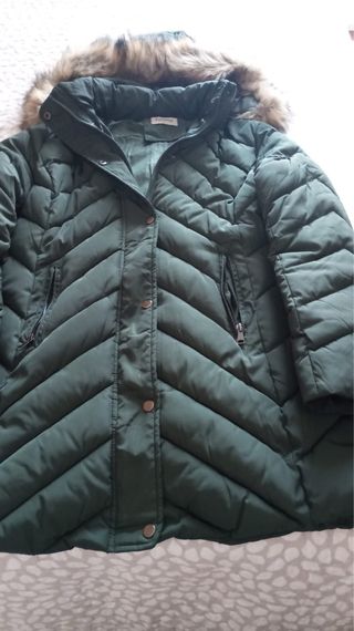 Abrigo acolchado verde con capucha