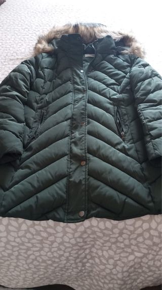 Abrigo acolchado verde con capucha
