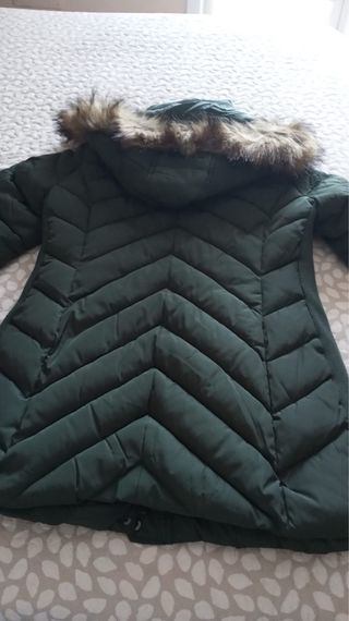 Abrigo acolchado verde con capucha