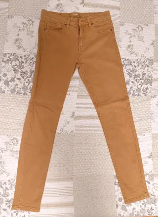 Pantalones marrones.