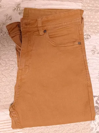 Pantalones marrones.
