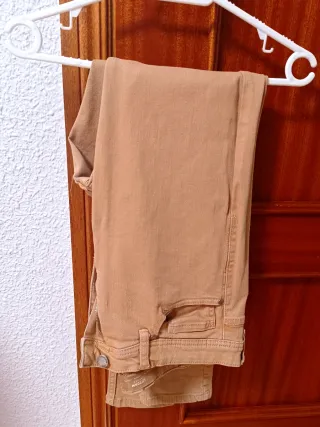 Pantalones marrones.