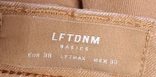 Pantalones marrones.