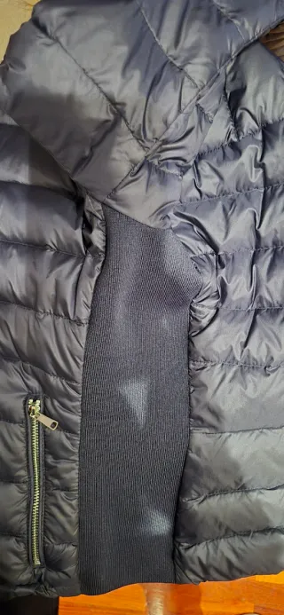 Cazadora de plumas azul marino.