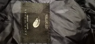 Cazadora de plumas azul marino.