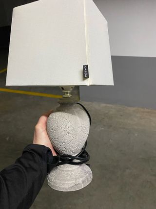 Lámpara de mesa gris y blanca