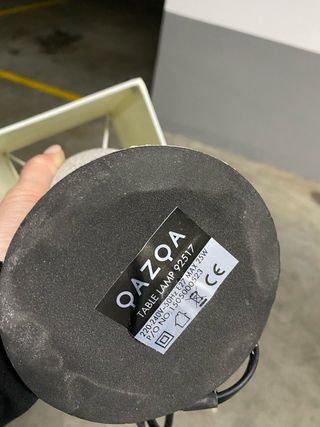 Lámpara de mesa gris y blanca