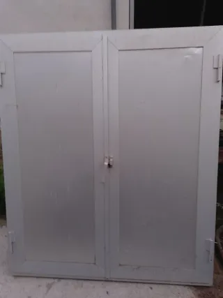 Marco de aluminio con dos puertas