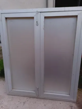 Marco de aluminio con dos puertas