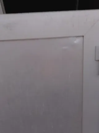 Marco de aluminio con dos puertas