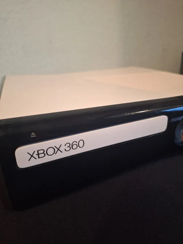 Consola Xbox 360 Negra y Blanca