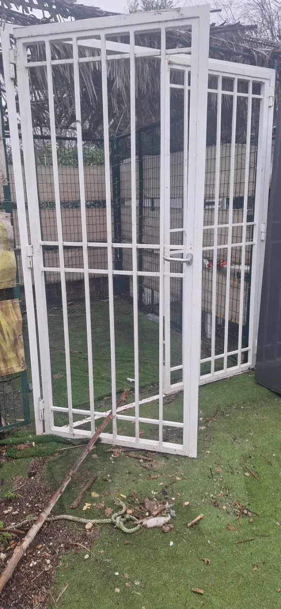 2 Puertas Hierro con el Marco.le falta la cerradur