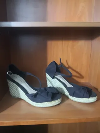 Sandalias cuña marrones con lazada