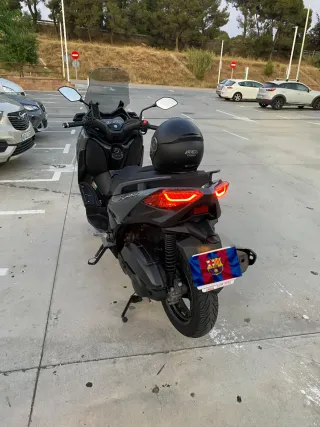 Yamaha XMAX 125 Gris modelo 2021 - Como Nueva