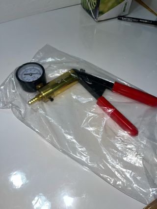 Bomba de vacío manual con manómetro