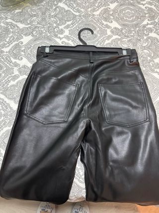 Pantalón efecto cuero mujer negro
