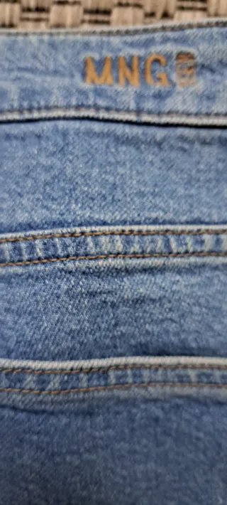 Pantalón vaquero campana , con bolsillos laterales