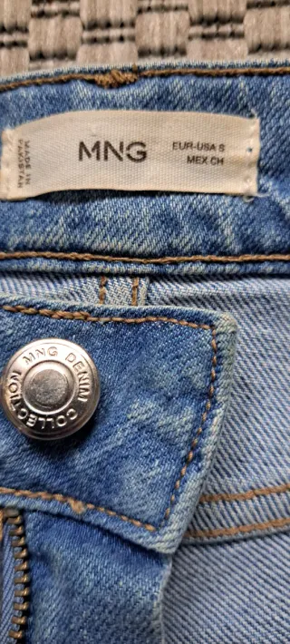 Pantalón vaquero campana , con bolsillos laterales