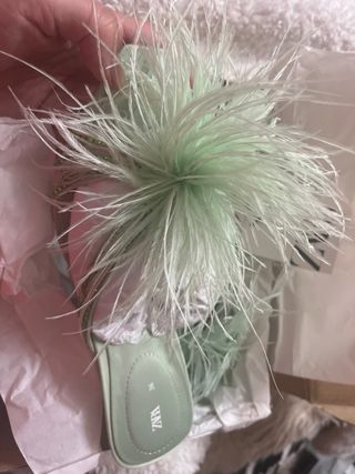 Tacones Zara Verdes con Plumas y Pedrería