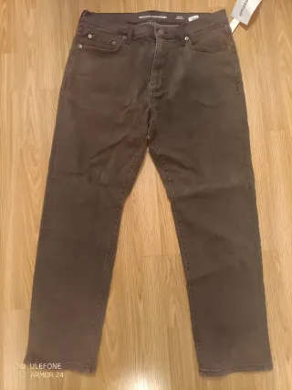 Pantalón vaquero Amazon Essentials marrón
