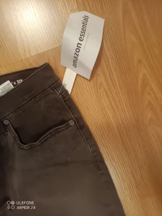 Pantalón vaquero Amazon Essentials marrón