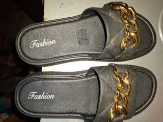 Zapatillas de verano con cadena dorada