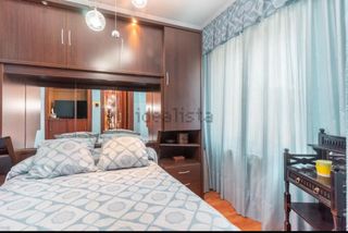 Dormitorio completo con mesitas