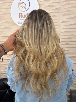Servicios de peluquería: cortes, cepillado y color