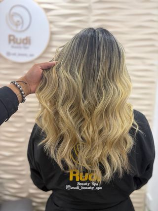 Servicios de peluquería: cortes, cepillado y color