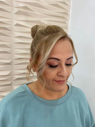 Servicios de peluquería: cortes, cepillado y color