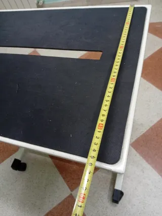 Mesa auxiliar con ruedas