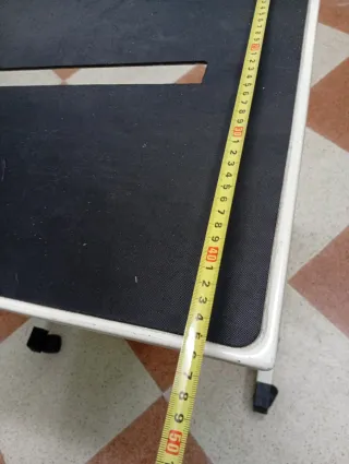 Mesa auxiliar con ruedas